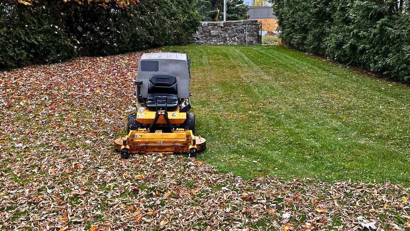 Ramassage des feuilles à l'aide d'un tracteur à gazon